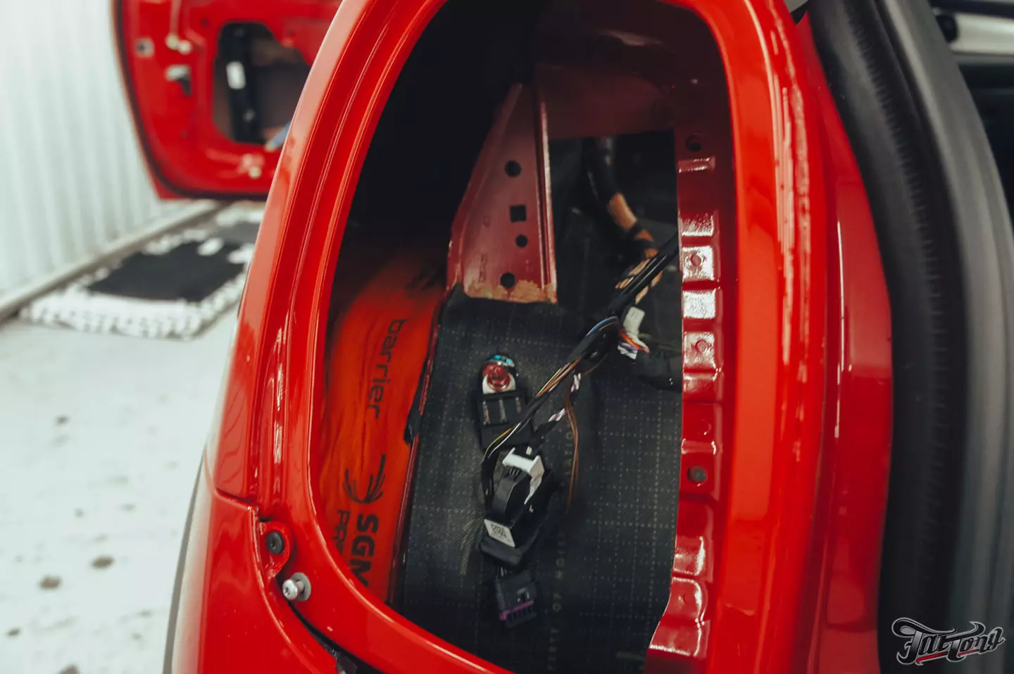 Оклейка Mini John Cooper Works глянцевым полиуретаном, наклейки на кузов, комплексная шумоизоляция, установка новых дисков, керамика дисков и суппортов